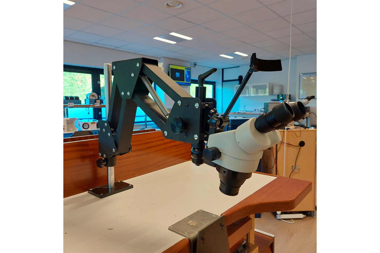 Microscope stéréoscopique sur support
