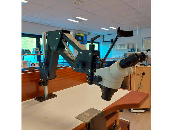 Microscope stéréoscopique sur support