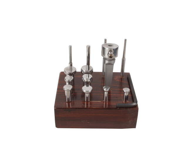 SET D'OUTILS À FORMER AVEC SOCLE