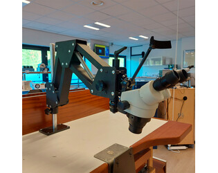 Microscope stéréoscopique sur support